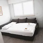 Charming Modern 2 Bedroom *