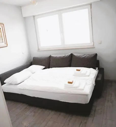 Charming Modern 2 Bedroom *