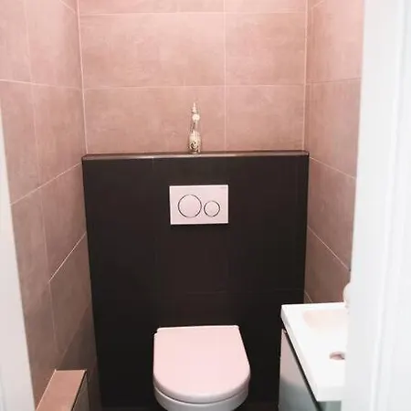 Charming Modern 2 Bedroom Apartment