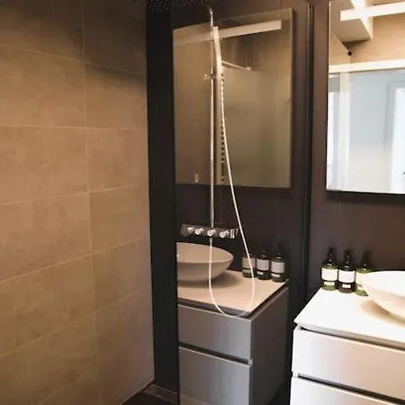 Charming Modern 2 Bedroom アパート