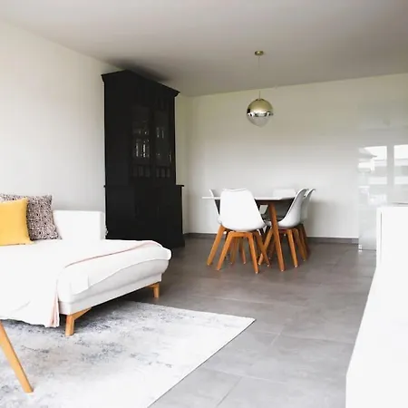 Charming Modern 2 Bedroom *