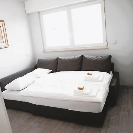 Charming Modern 2 Bedroom *