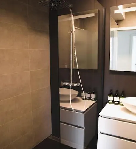 Charming Modern 2 Bedroom Apartment