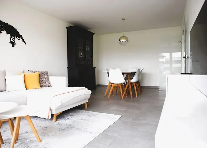 Charming Modern 2 Bedroom *