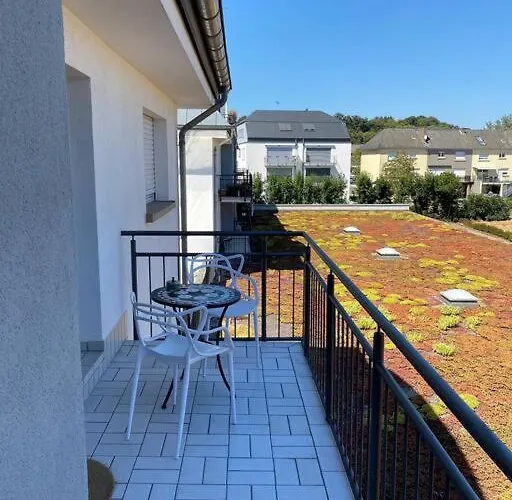 Charming Modern 2 Bedroom *